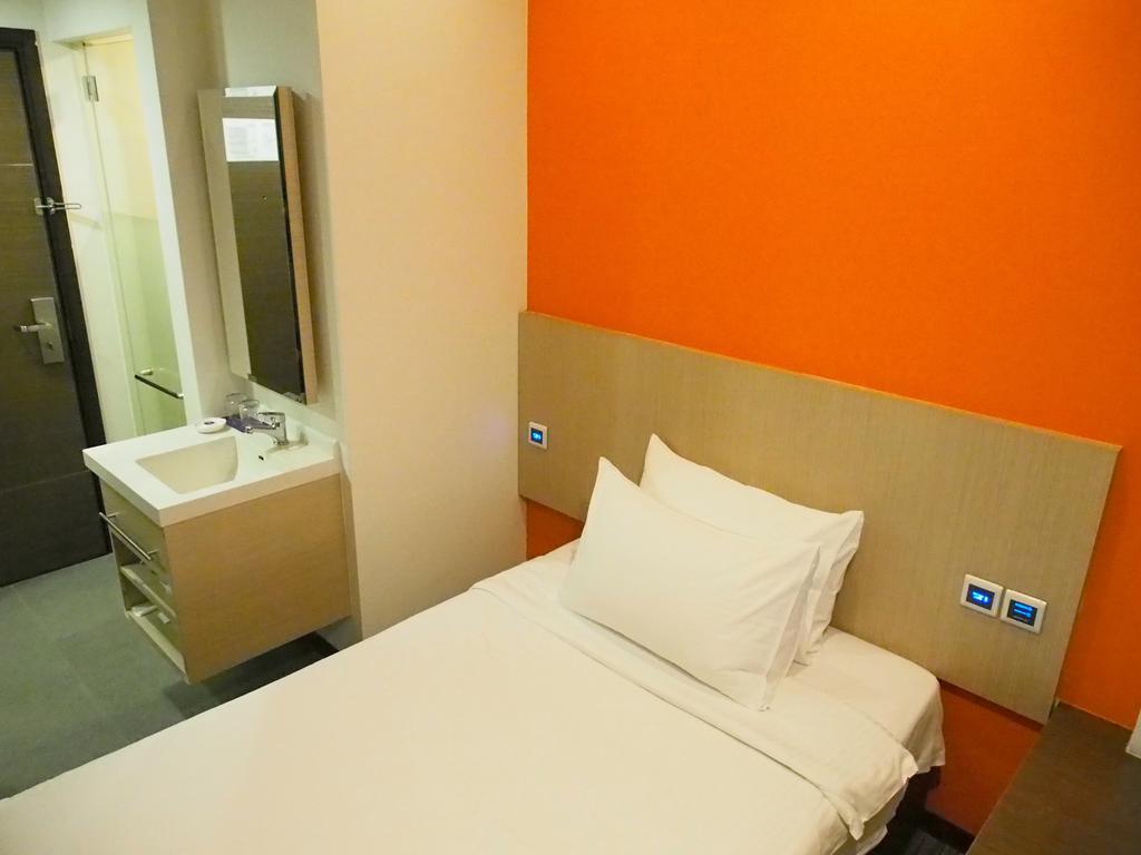 Aqueen Hotel Balestier Singapore Exterior photo
